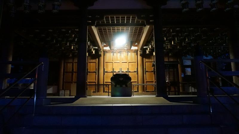 達磨寺境内の賽銭箱