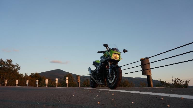 磐梯スカイラインの夕日のなかのバイク