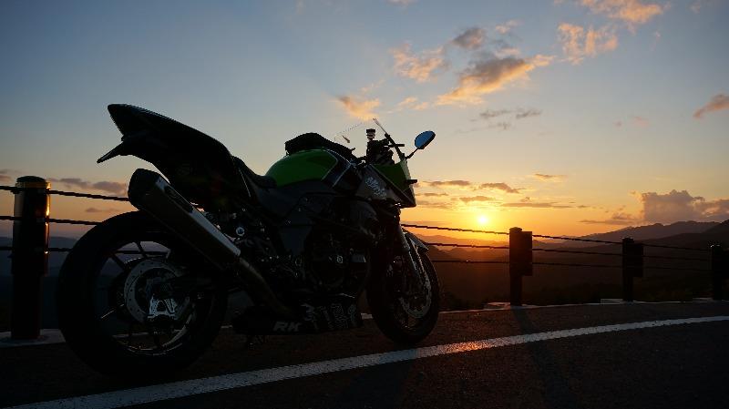磐梯スカイラインの夕日とバイク