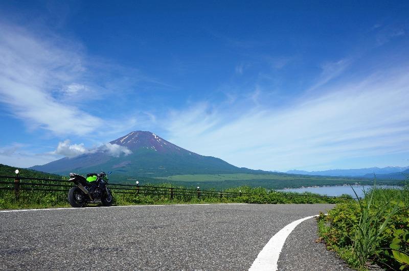 パノラマ台（山中湖）から見える、バイクと富士山