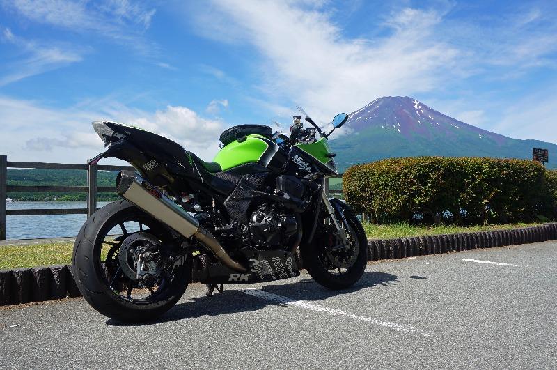 山中湖畔から見える、バイクと富士山