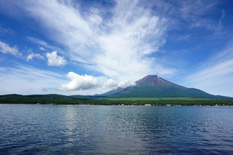 山中湖畔から見える、湖と富士山