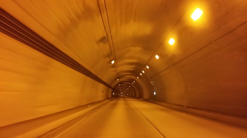 高速道路のトンネルの中