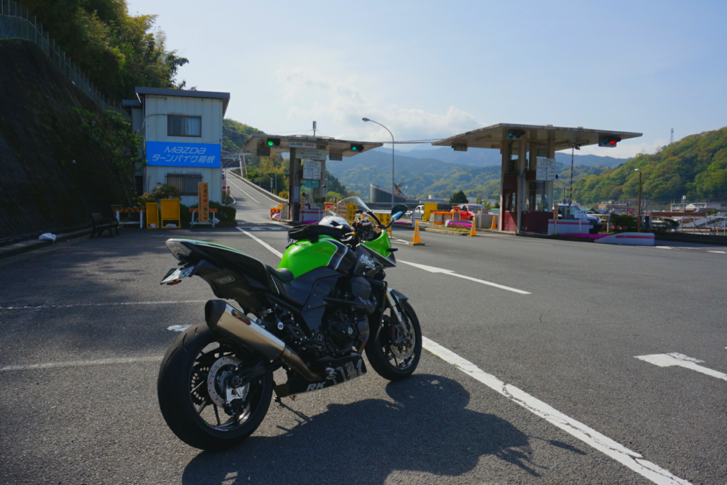箱根ターンパイク料金所とバイク