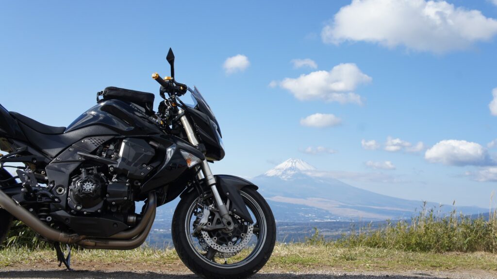伊豆スカイラインから見る富士山とオートバイ
