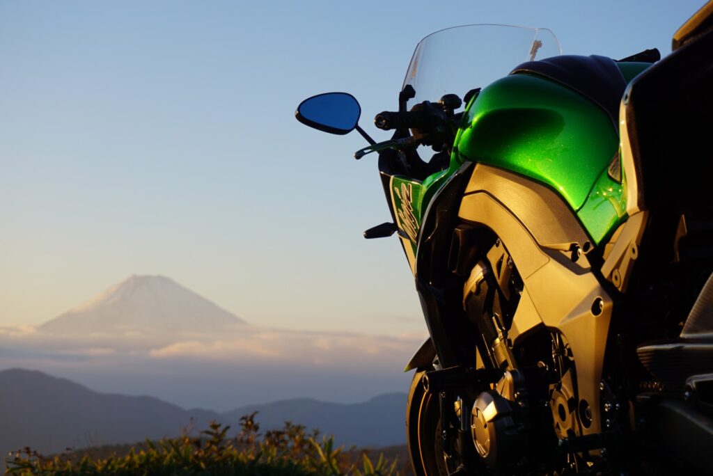 暮れなずむ富士山とオートバイ