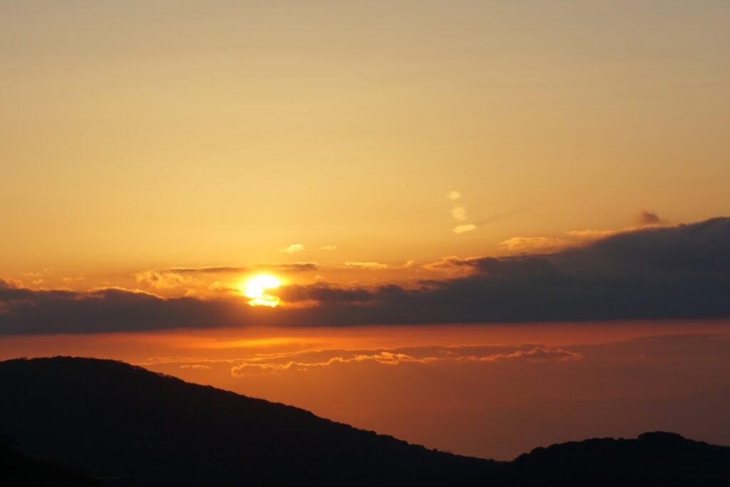 夕日が落ちてゆく箱根山